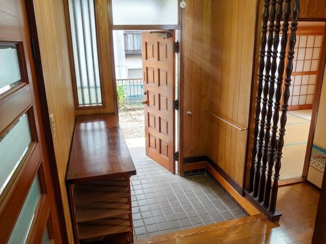 愛川町中津　土地65坪中古戸建　浴室交換履歴ありの玄関|残地家具を消しています