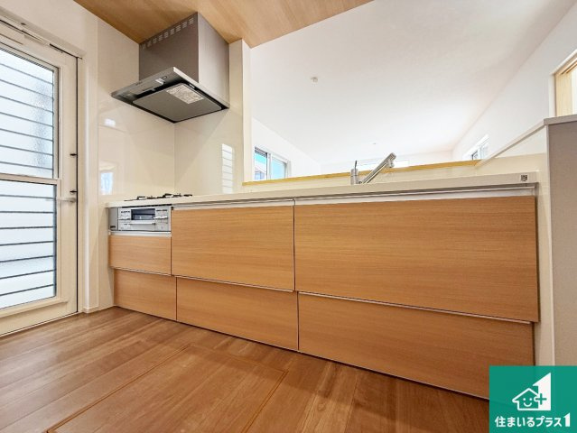 ◆大阪狭山市大野台　第11期　新築一戸建てのキッチン|リビングと統一感があり、使い勝手のいいキッチン。広々としているので、二人並んで作業が出来ちゃいます。お子様と一緒に色々なお料理に挑戦できるスペースがあります。