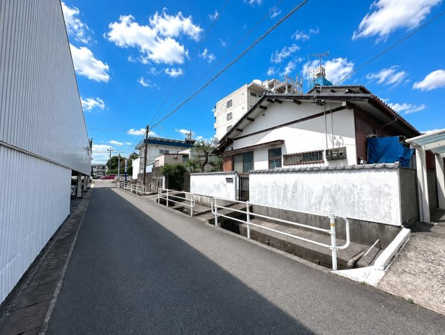 中古戸建　大垣市楽田町3丁目　昭和52年築の前面道路含む現地写真