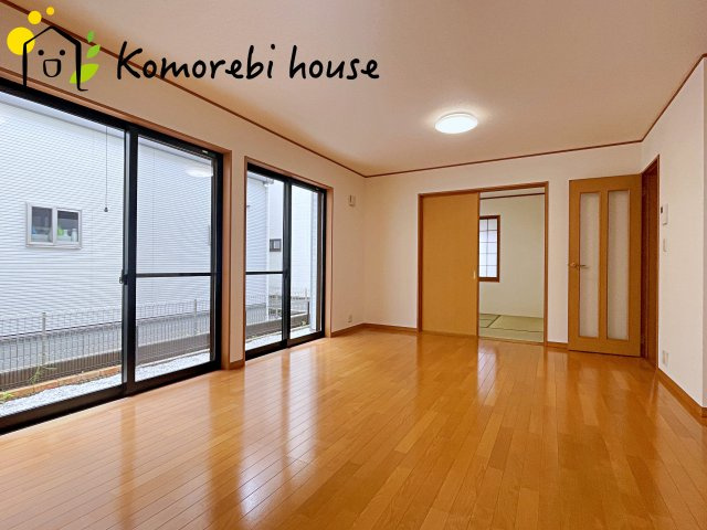 鴻巣市天神5丁目　中古戸建の居間・リビング|こちらのリビングで趣味の時間をお楽しみください