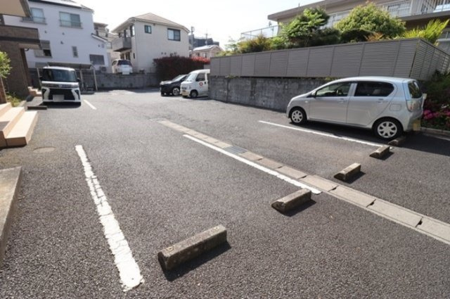 コスモヒルズの駐車場
