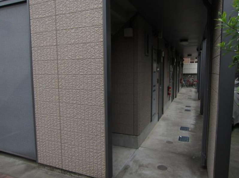 府中市本宿町３丁目のアパートのエントランス