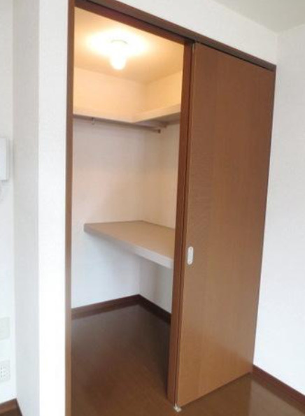 府中市本宿町３丁目のアパートの収納