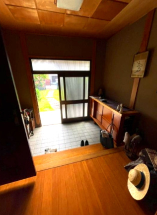 久世上久世町テナントの玄関