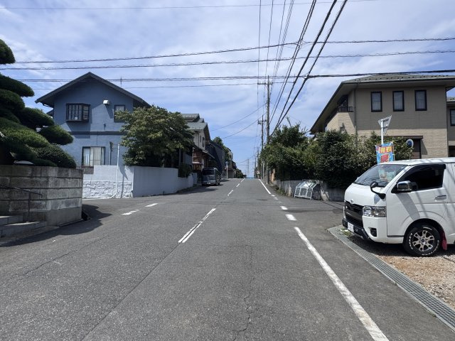 松戸市小金原７丁目新築戸建【貝の花小学校:7分】の前面道路含む現地写真|南側前面道路・幅員約8ｍ