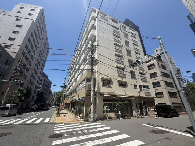 サンパーク東京銀座の外観|複数路線利用可能な八丁堀エリアの角地に位置するマンション。
視認性の高い立地に加え、銀座・京橋・日本橋エリアを身近に感じられる都心ならではの住環境が魅力です。