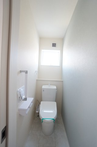 リーブルガーデン常滑市新田町3丁目　2号棟のトイレ|2ヶ所のトイレは、お掃除しやすい機能や工夫が満載。スッキリコンパクトなシャワートイレで温水洗浄便座で冬は暖かく快適です