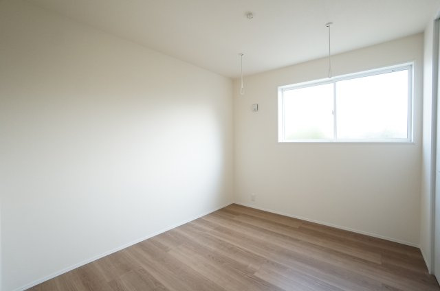 リーブルガーデン常滑市新田町3丁目　2号棟の洋室|5.2帖洋室には取り外しが出来る室内干しポールを設置。