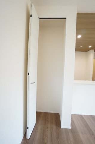 リーブルガーデン常滑市新田町3丁目　2号棟の収納|リビングのクローゼット収納は可動棚を設置して、ストックや小物収納に便利。