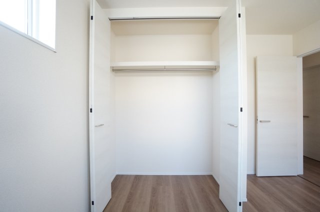 リーブルガーデン常滑市新田町3丁目　2号棟の収納|各部屋にはクローゼット収納があり、お部屋はスッキリ！