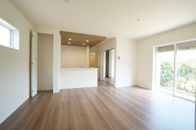 リーブルガーデン常滑市新田町3丁目　2号棟の居間・リビング|南向きの窓からの陽射しが入る明るいリビングです。