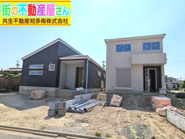 リーブルガーデン常滑市新田町3丁目　2号棟の外観|全体現況写真
周りの建物との距離があり開放的な区画です。南側が駐車場で陽当り良好♪