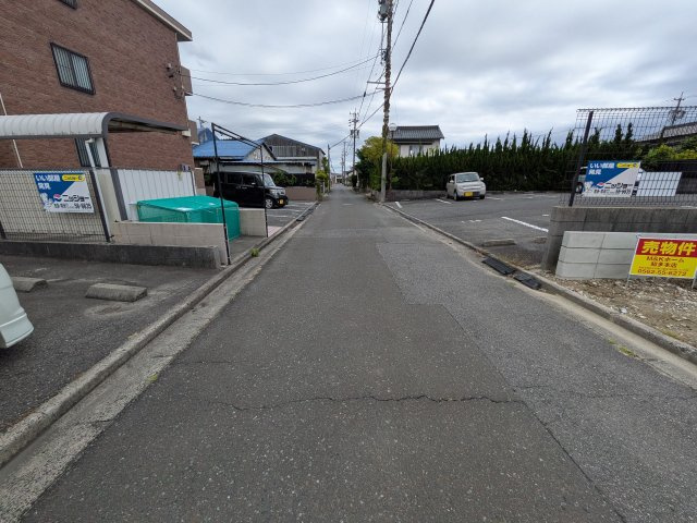 リーブルガーデン常滑市新田町3丁目　2号棟の前面道路含む現地写真|●○前面道路○●