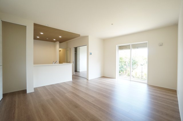リーブルガーデン常滑市新田町3丁目　2号棟の居間・リビング|16.7帖LDKは5.2帖洋室と繋がる広々空間♪南、北の両面の窓から陽当り風通し良好で明るく心地の良いリビングです。キッチンの上が下がり天井になっていてリビングがもっと広々と感じられます。