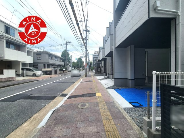 大野城市曙町3丁目第1-3棟（2号棟）の前面道路含む現地写真|前面道路は閑静な住宅地をはしる車通りの少ない道路。お車の出し入れが苦手なママや小さなお子様にも安心ですね。しっかり舗装もされているので、ベビーカーや自転車で通っても快適に通行できます。