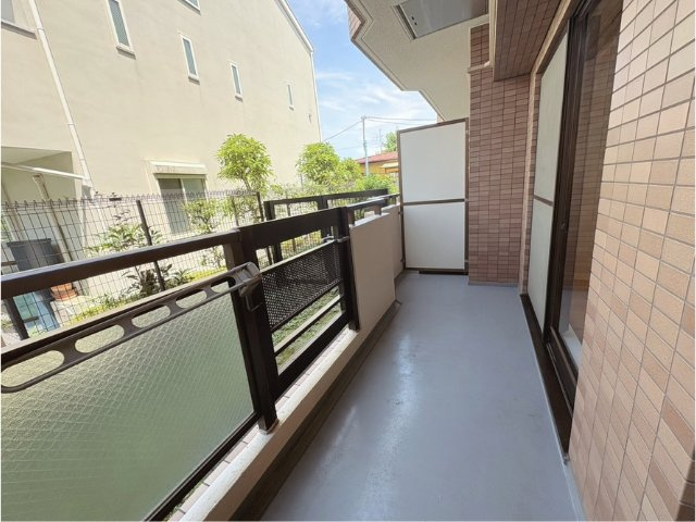 朝日クレス・パリオ南阿佐谷のバルコニー|バルコニーからに専用庭にでることができます。