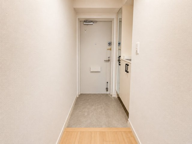 朝日クレス・パリオ南阿佐谷の玄関|白を基調とした明るい空間！姿見付きのシューズボックス付きです。白を基調とした明るい空間
