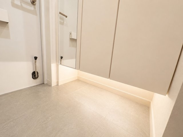 朝日クレス・パリオ南阿佐谷の玄関|ダウンライトが足元を照らしてくれます。