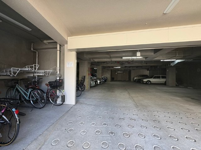 朝日クレス・パリオ南阿佐谷の駐車場|駐輪場も駐車場も屋根付きなので安心です。