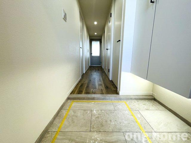 クレアシティ淡路ザ・ガーデンの玄関|◆玄関にはフロートタイプの大容量シューズボックス完備！下部に普段使いの靴を置いていただけます！