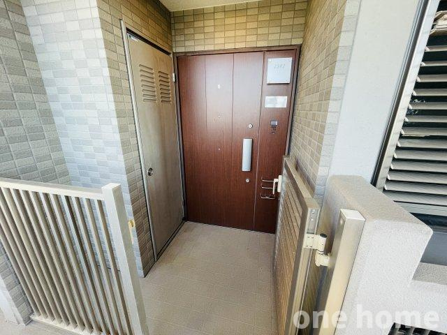 クレアシティ淡路ザ・ガーデンの玄関|◆門扉付の専用ポーチが玄関前にゆとりを生み、共用廊下からの視線を自然にカット！プライバシーが守られます！
◆ペット飼育可能！大切なワンちゃん猫ちゃんと一緒に暮らせます！