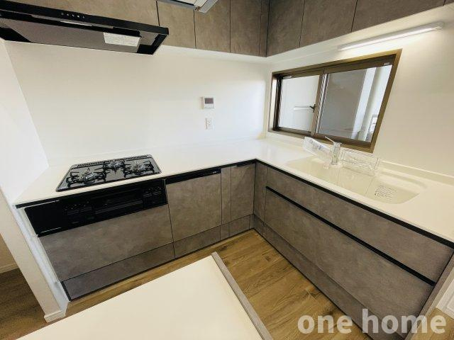 クレアシティ淡路ザ・ガーデンのキッチン|◆新調されたシステムキッチンです！窓が設けられた明るいキッチンです！
◆作業スペースが広くお料理が捗りそうですね！
◆収納はスライド式で使い勝手良好！お鍋やお皿などをスムーズに出し入れができます！