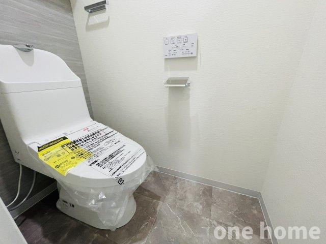クレアシティ淡路ザ・ガーデンのトイレ|◆新調された温水洗浄便座付きトイレです！操作がしやすい壁掛けリモコン♪タオル掛けもございます！