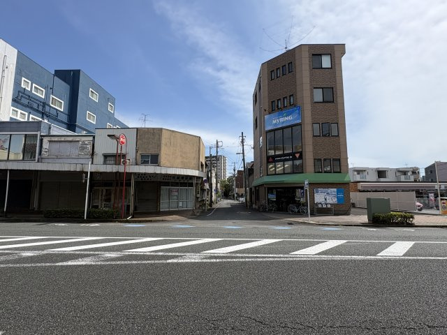 売土地　沼津市大門町の前面道路含む現地写真|御成橋通りは幅員約25mのゆとりある道路で、開放感のある街並みが広がります。
