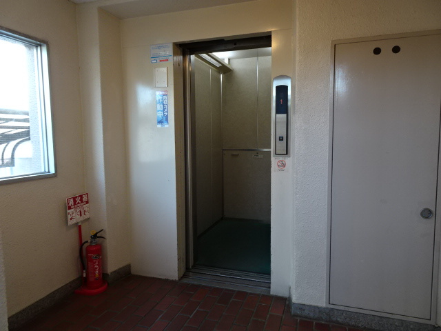 嵯峨ハイツのエントランス