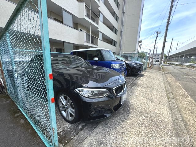 多摩稲城マンションA棟の駐車場