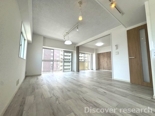 多摩稲城マンションA棟の居間・リビング