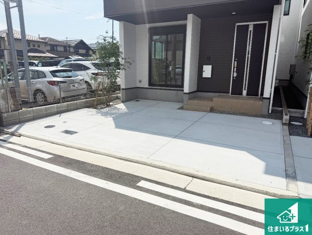 ♦高石市高師浜　第2期　新築一戸建ての駐車場|並列２台駐車可能！ゆとりの駐車スペースで車庫入れもスムーズ！