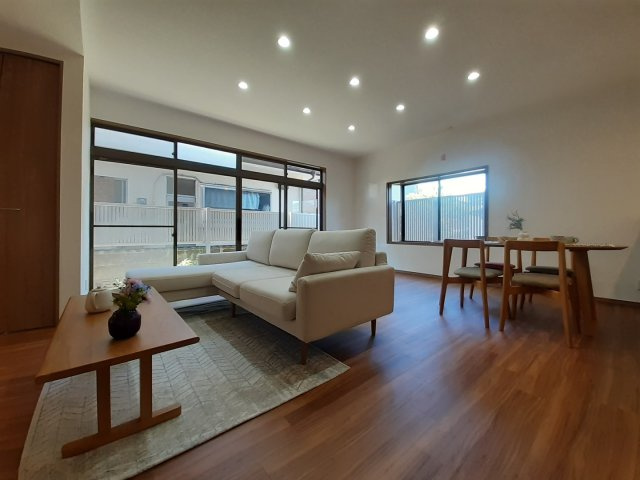 熊本市南区野口１丁目の中古一戸建の居間・リビング|LDK約20帖
※家具、小物類は含まれません。
