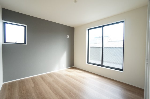リーブルガーデン常滑市大野町第2　1号棟の洋室|2階6.1帖洋室は明るい光がさしこむ主寝室！！ウォークインクローゼット収納付きです！！