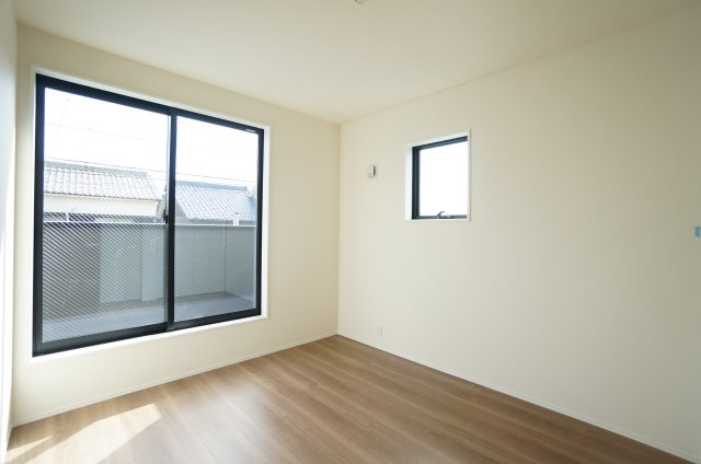 リーブルガーデン常滑市大野町第2　1号棟の洋室|2階5帖洋室はバルコニーに面した明るい居室。