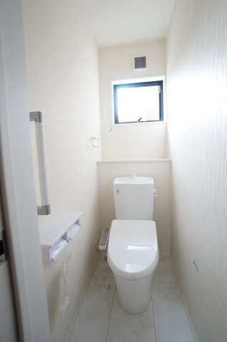 リーブルガーデン常滑市大野町第2　1号棟のトイレ|1階2階にトイレがあり、家族の朝の身支度時間もスムーズに！温水洗浄便座で冬は暖かく快適です！！
