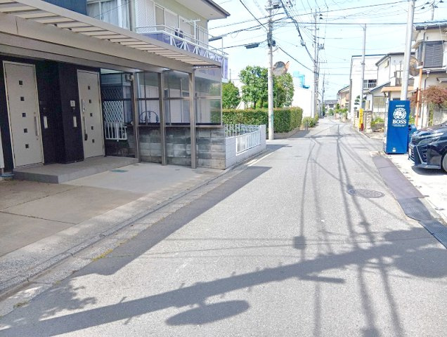 【前面道路含む現地写真】 | 新座市畑中1丁目　古屋付き売地　(志木本店) | 【前面道路】
3路線利用可能で通勤・通学に便利なロケーション。
お車でのアクセスもしやすい住環境です。