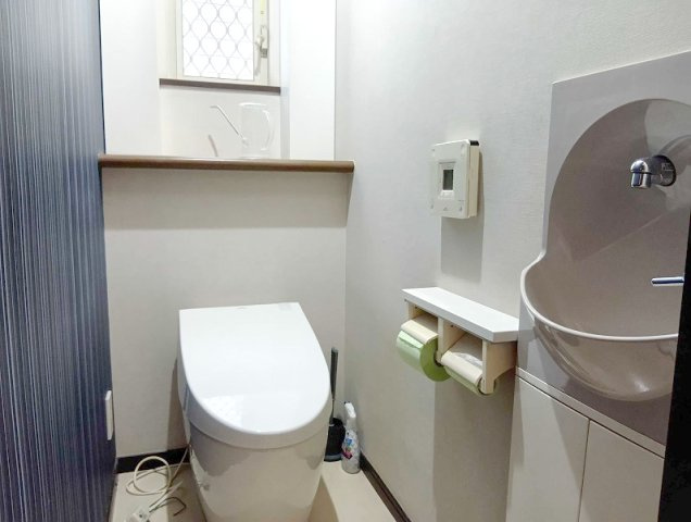 【その他】 | 新座市畑中1丁目　古屋付き売地　(志木本店) | 【2Fトイレ】
手洗キャビネット付きで使い勝手の良いトイレです。