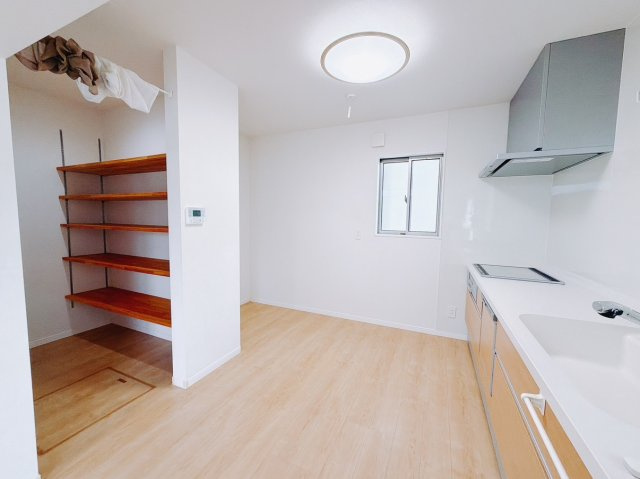 【中古戸建】前橋市北代田町の居間・リビング|■リビング｜落ち着きのある表情を見せるリビングダイニング。太陽の光がたっぷり差し込むリビングは、自然とご家族が集まる居心地の良い空間です。
