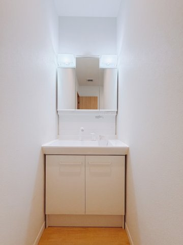 【中古戸建】前橋市北代田町の独立洗面台|■洗面室｜三面鏡の洗面台は鏡の裏が収納ポケットになっているので、ヘアケア用品や歯ブラシなどでごちゃつきがちな洗面台周りがスッキリ片付きます。　