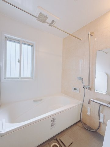 【中古戸建】前橋市北代田町の浴室|■浴室｜デザイン性に優れた浴室♪1日の疲れを癒す、ゆったりとしたバスタイムをぜひお過ごしください(*＾＾*)大きな窓付きで嬉しい♪