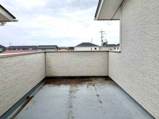 【中古戸建】前橋市北代田町のバルコニー|■バルコニー｜ワイドバルコニーは、溜め込んでしまったお洗濯物を一気に干すことができるくらいのスペースがあります。二部屋から出入り可能なのでお布団などもラクラク干せますね♪