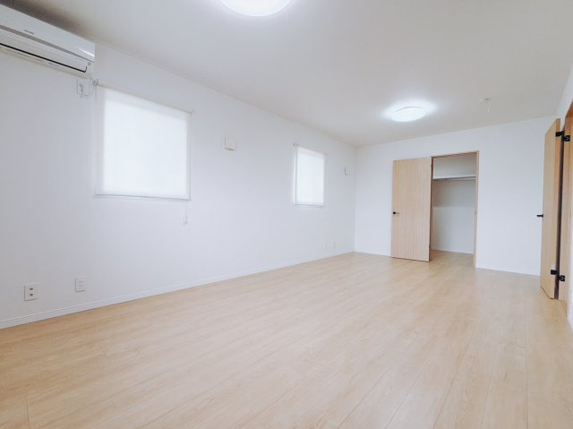 【中古戸建】前橋市北代田町の洋室|■2階洋室｜お子様の一人部屋にピッタリな洋室。木のぬくもりを感じるフローリングは、天然木の味わいが時とともに深みを増していきます。また、傷にも強く、フリーワックスでお手入れもラクラクです♪