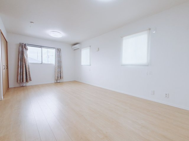 【中古戸建】前橋市北代田町の洋室|■2階洋室｜ナチュラルカラーの床です。模様替えなどとても楽しく工夫できます♪陽当たり、風通しもとても良いので毎日快適な生活スタートです！子供部屋にも良いですね♪