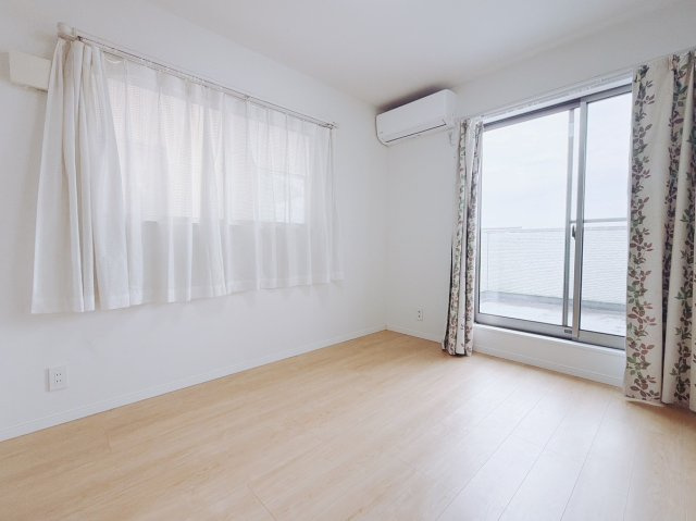 【中古戸建】前橋市北代田町の洋室|■2階洋室｜階洋室には大きな窓をご用意しています。日中はあたたかな日差し差し込み自分時間も充実できますね＾