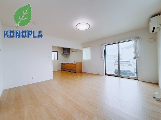 【中古戸建】前橋市北代田町の居間・リビング|■リビング｜時の流れと共に陽射しは装いを変え空間に新たな彩りを与えます。一日中家に居ても飽きることなく過ごすことができる素敵な空間です♪