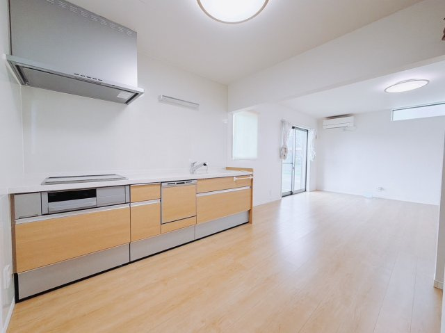 【中古戸建】前橋市北代田町の居間・リビング|■キッチン｜ワークトップ下には、圧力鍋やパスタ鍋などのかさばる調理器具もラクラク収納可能なスライド収納！ものが溢れがちなキッチン回りもスッキリきれいに管理ができます♪
