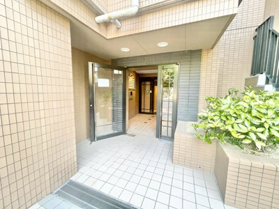 【エントランス】 | ベルク豊中宮山 | 現在ご返済中のカーローン・カードローン・教育ローンなどを住宅ローンに一本化したり、家具家電購入費用・引越し費用を住宅ローンと組み合わせるなど、お客さまにメリットの多い住宅ローンのご提案が可能です。