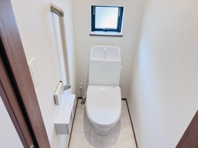 松戸市日暮８丁目新築戸建【河原塚小学校:6分】のトイレ|温水洗浄暖房便座つきトイレ