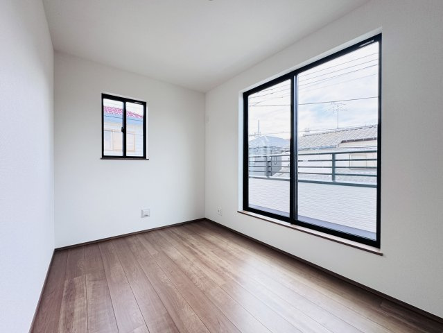 松戸市日暮８丁目新築戸建【河原塚小学校:6分】の子供部屋|5帖洋室・南西側バルコニー前の明るいお部屋です♪